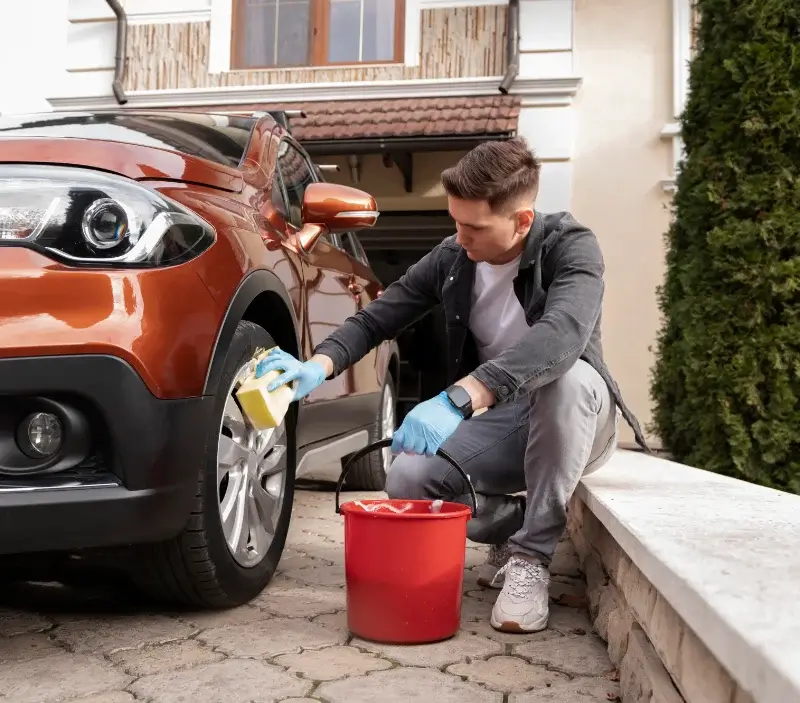 Lavage auto à domicile La Baronnie : professionnel intervenant sur un véhicule